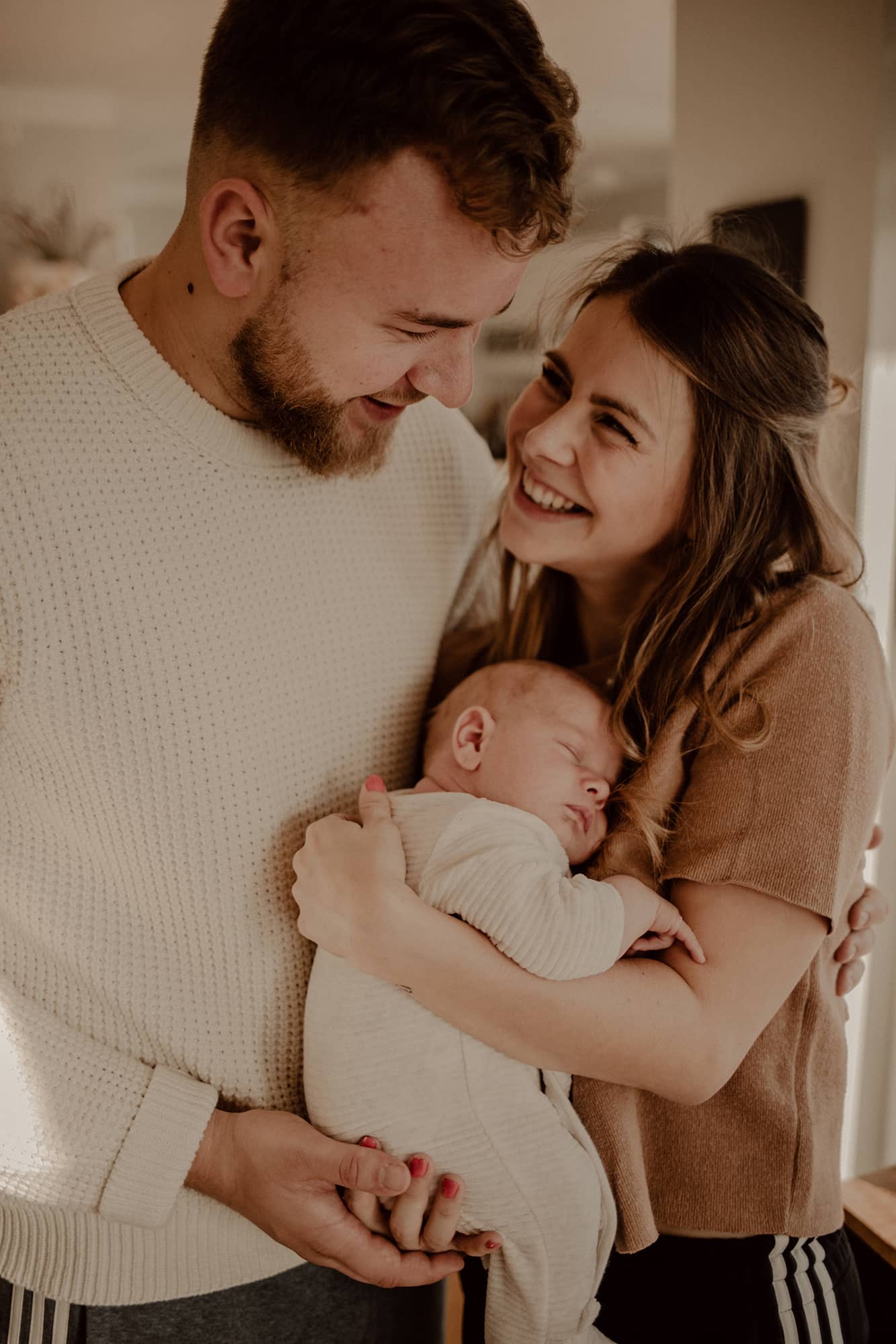 Familienporträt mit Neugeborenem