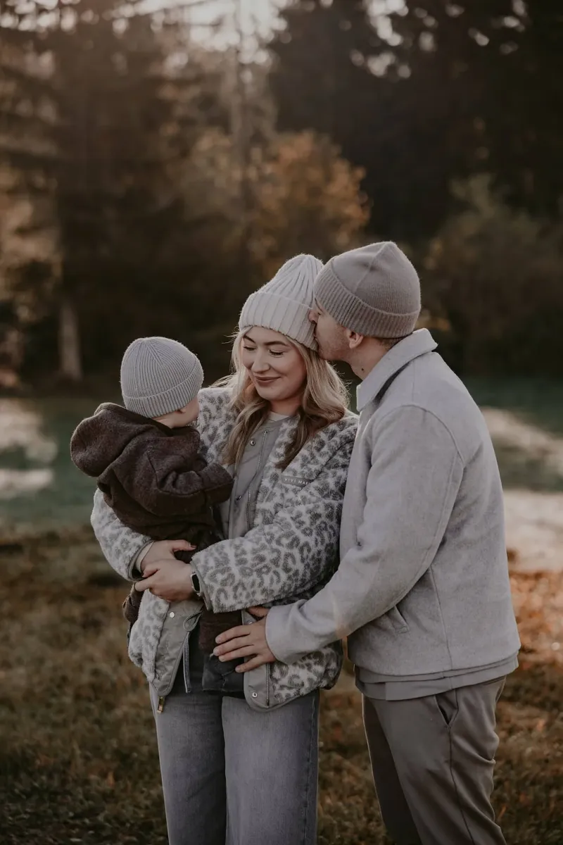 Familie mit Baby im Herbst