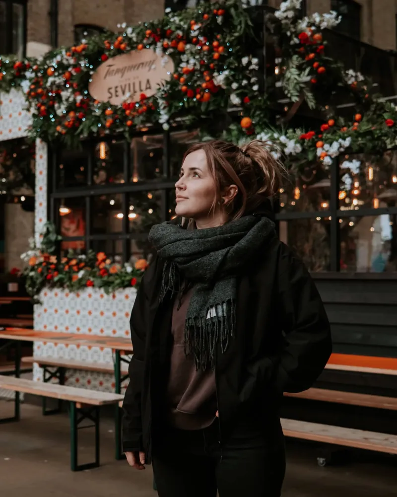Fotografin in London vor einer Bar