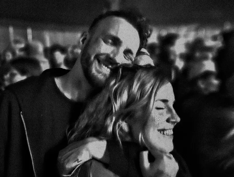 Zwei Personen bei einem Konzert